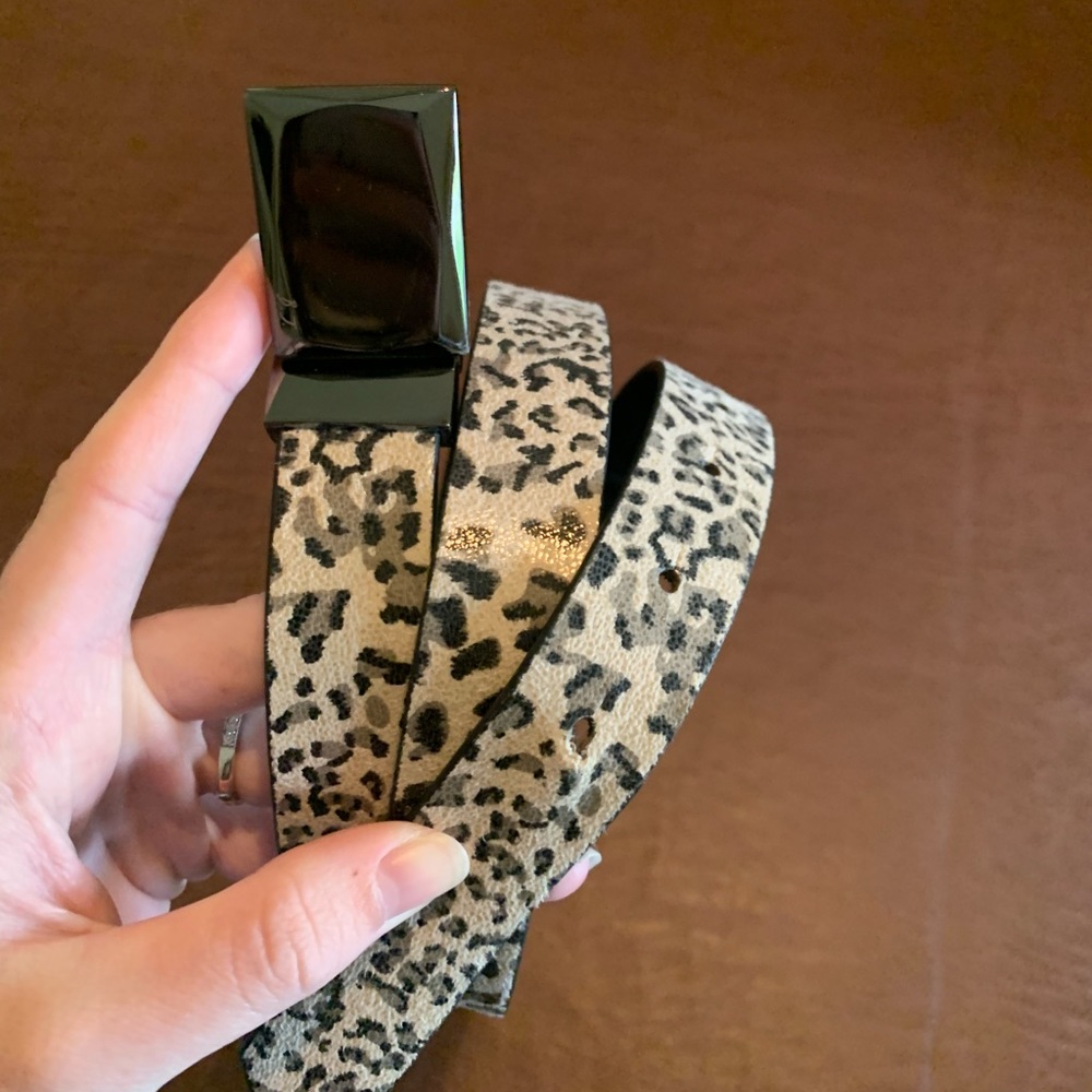Women’s leopard belt with black clasp.